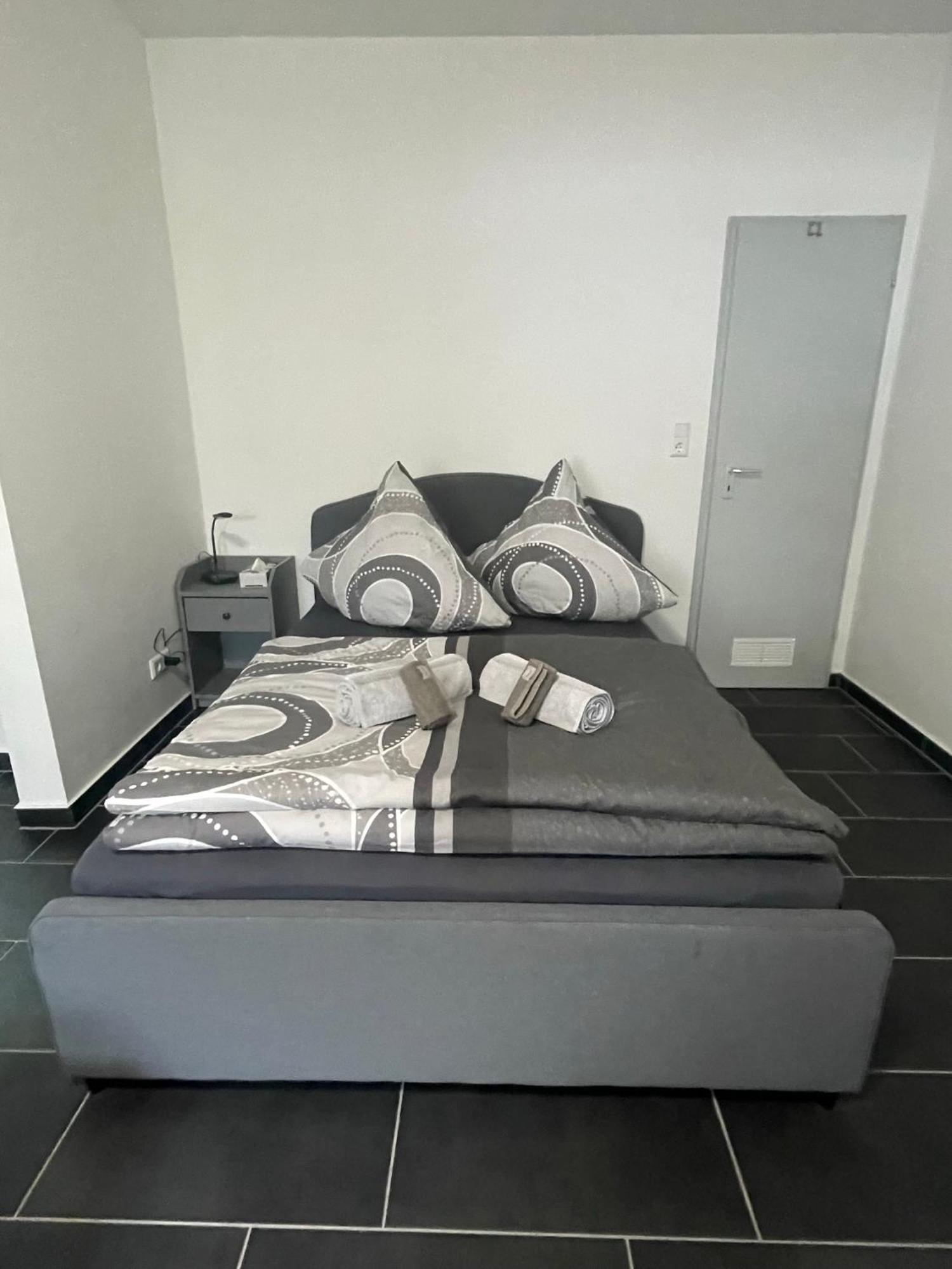 Naehe Hauptbahnhof & Ece-Center, Smart Tv Apartment Karlsruhe Ngoại thất bức ảnh